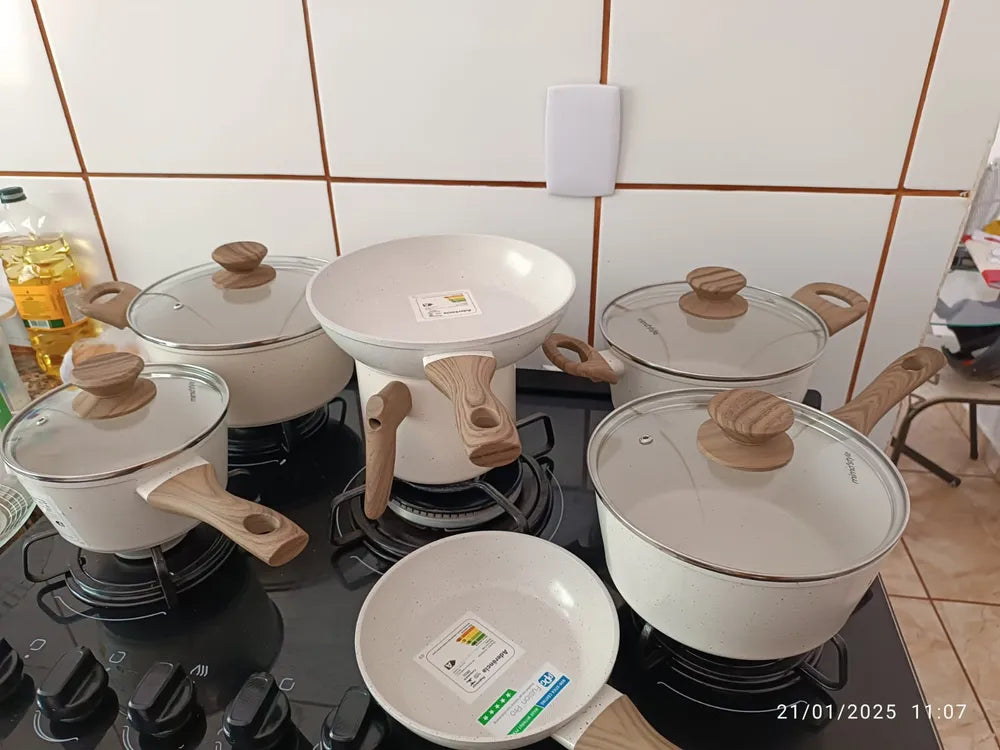 Jogo de panelas Colinox Style sobre o fogão a gás na cozinha de uma cliente